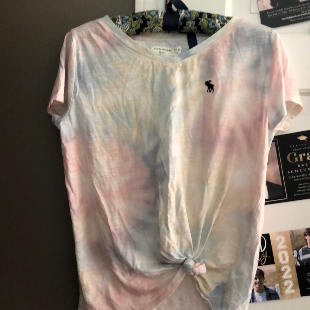 Like new tee w knot